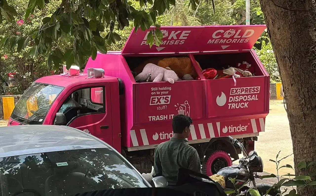 Tinder Hindistan’ın kampanyası: 'Eski sevgililerden kalan eşyaları çöpe atıyoruz' 3