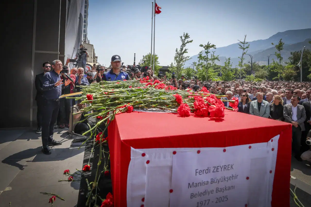 Ferdi Zeyrek’i Manisa’da on binler uğurladı: Özgür Özel cenazeyi elleriyle defnetti 6