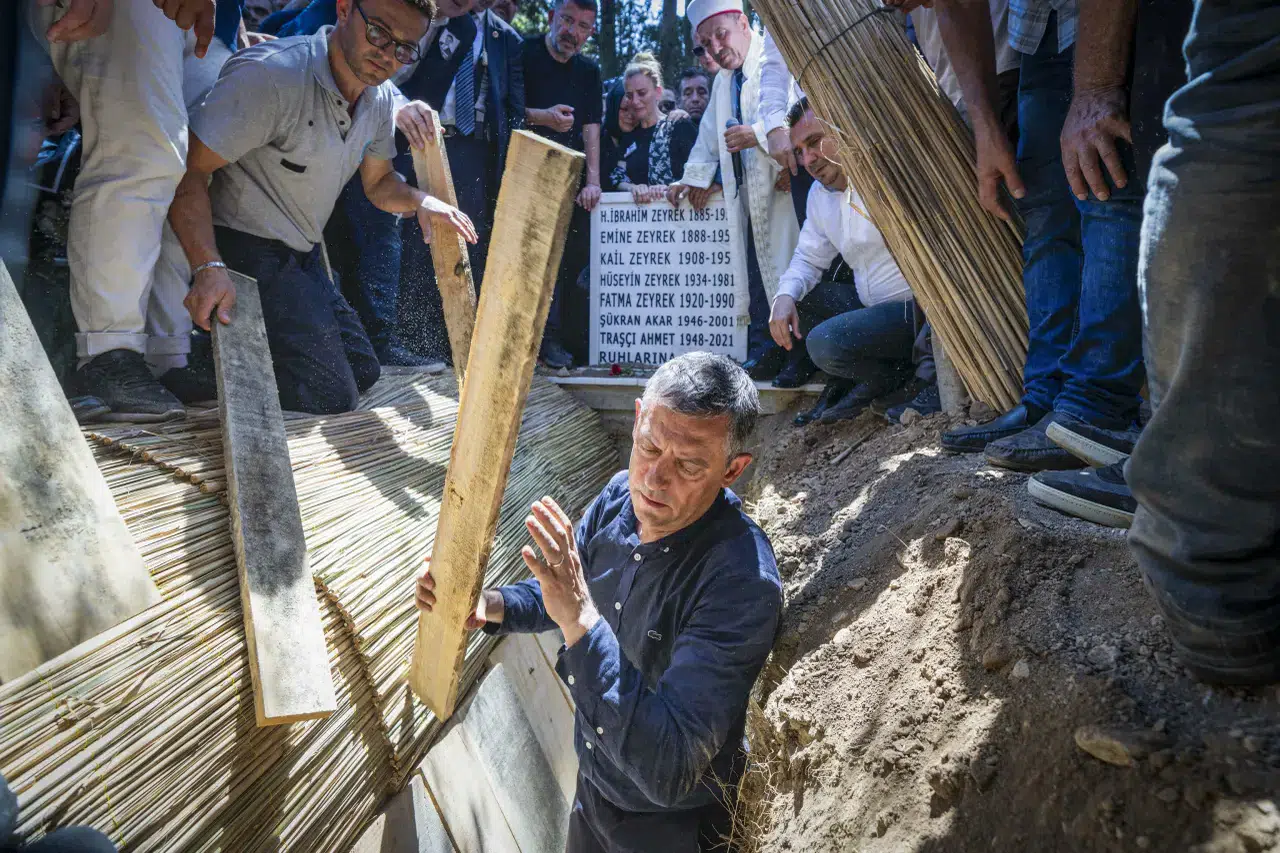Ferdi Zeyrek’i Manisa’da on binler uğurladı: Özgür Özel cenazeyi elleriyle defnetti 8