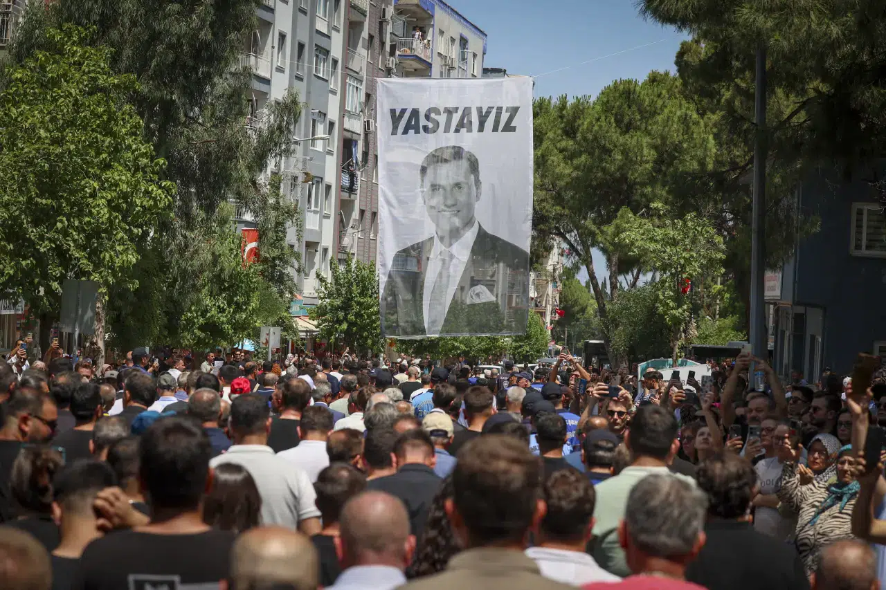 Ferdi Zeyrek’i Manisa’da on binler uğurladı: Özgür Özel cenazeyi elleriyle defnetti 1