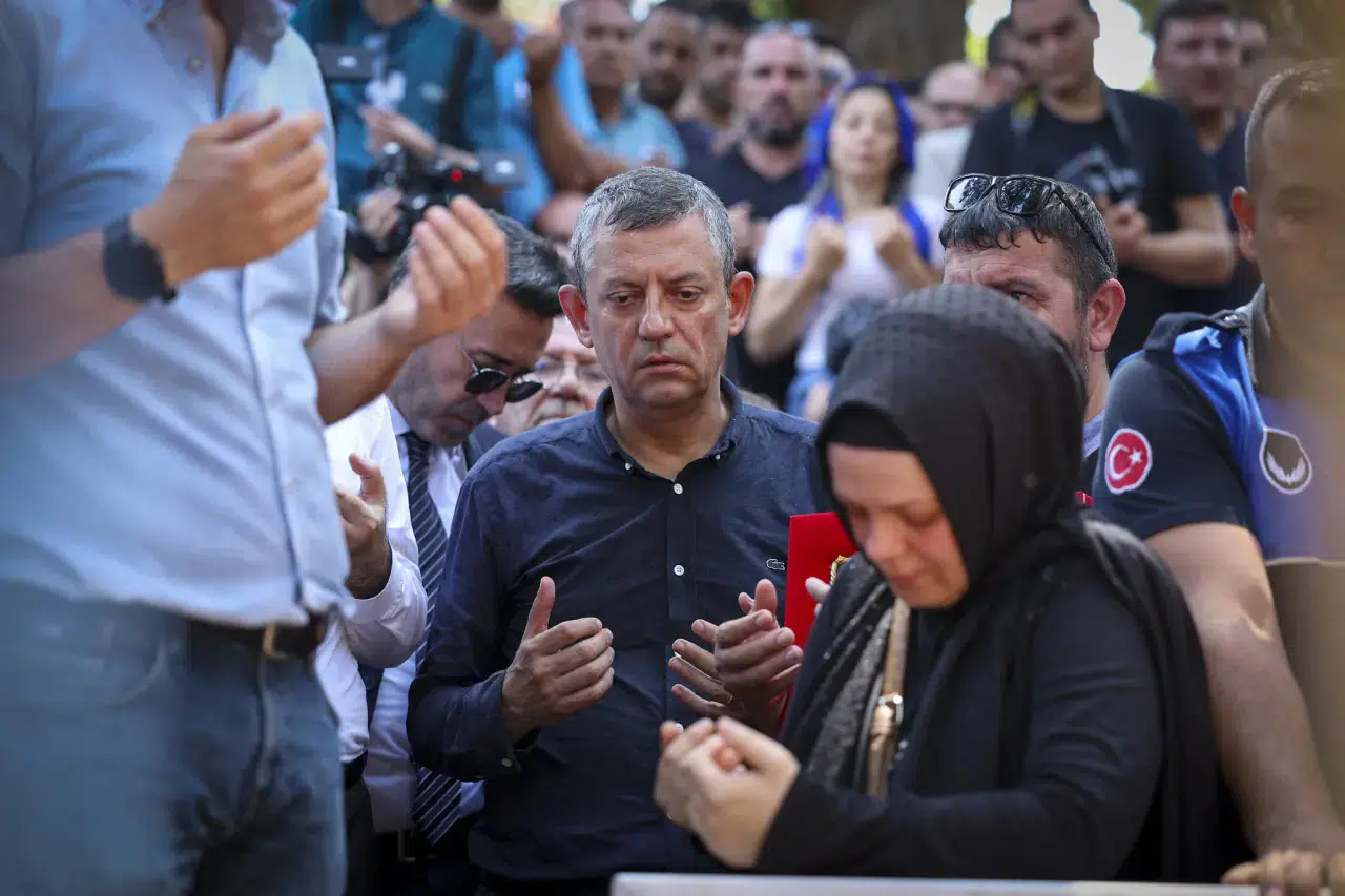 Ferdi Zeyrek’i Manisa’da on binler uğurladı: Özgür Özel cenazeyi elleriyle defnetti 10