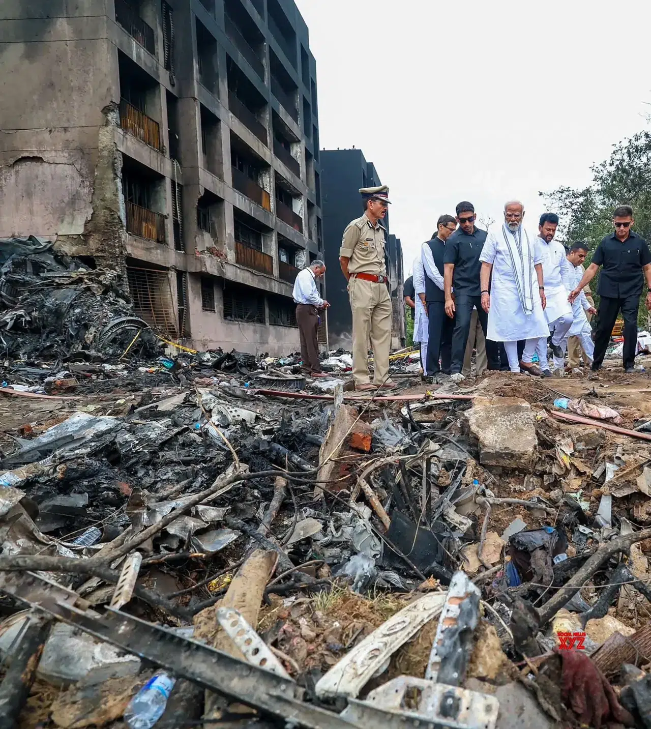 Hindistan Başbakanı Modi, uçak kazasının yaşandığı bölgeyi ziyaret etti 3