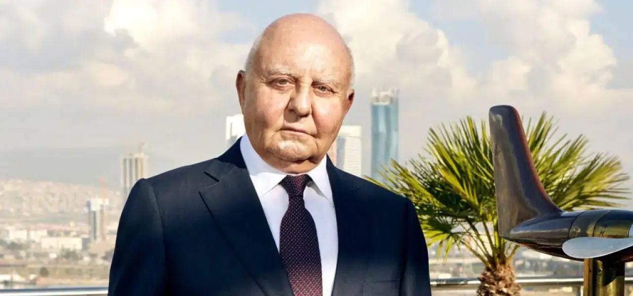 Arkas Holding’in güçlü ismi Lucien Arkas, 42 yaş küçük eşi Merve Sakallı ile 3. senesini kutladı 3