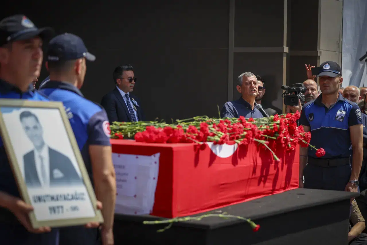 Ferdi Zeyrek’i Manisa’da on binler uğurladı: Özgür Özel cenazeyi elleriyle defnetti 5