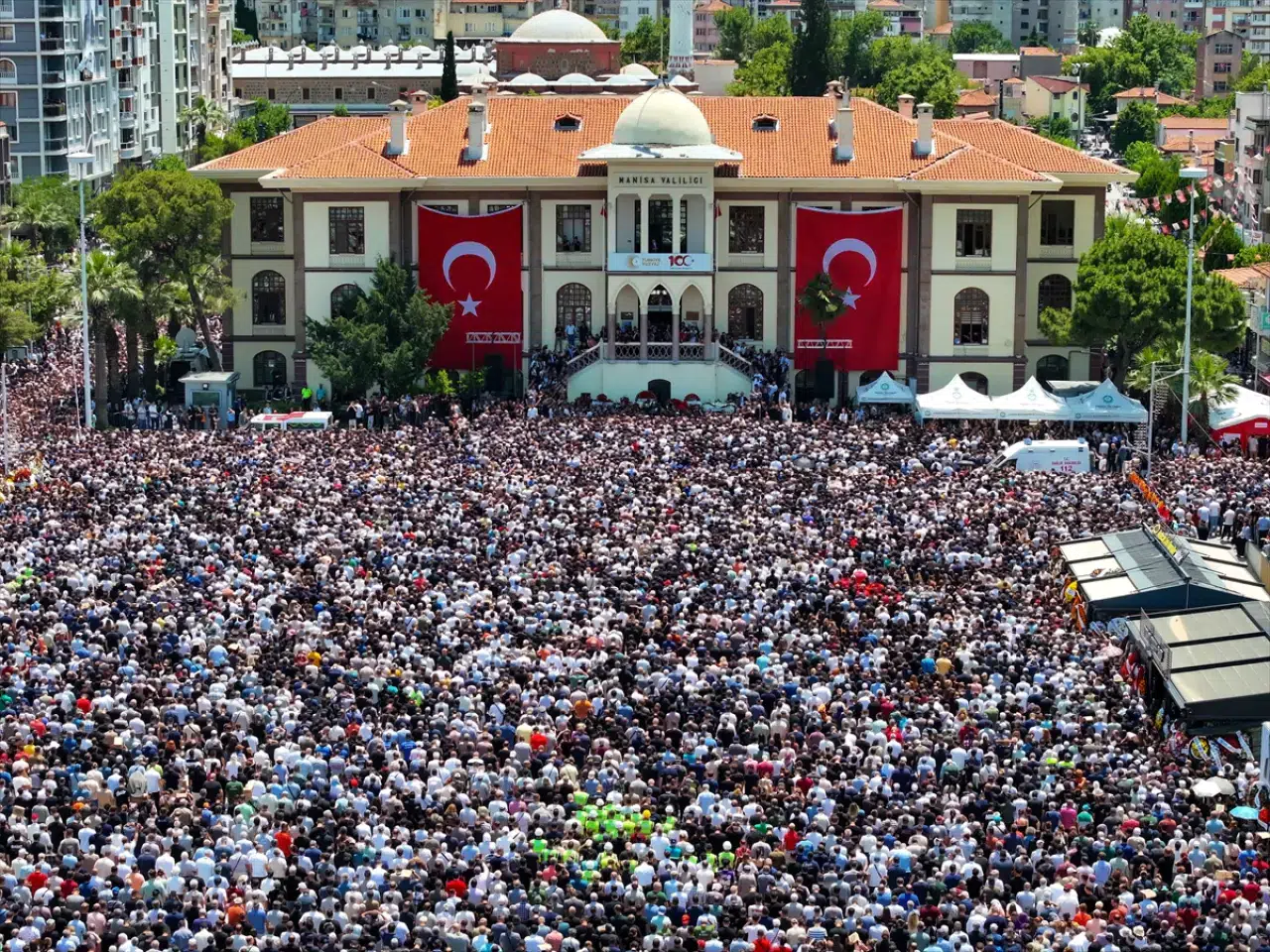 Ferdi Zeyrek’i Manisa’da on binler uğurladı: Özgür Özel cenazeyi elleriyle defnetti 12