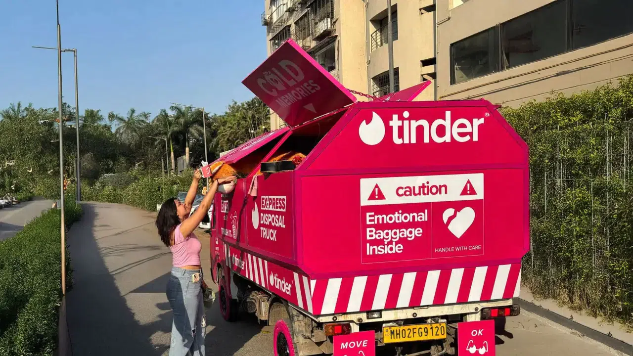 Tinder Hindistan’ın kampanyası: 'Eski sevgililerden kalan eşyaları çöpe atıyoruz' 1