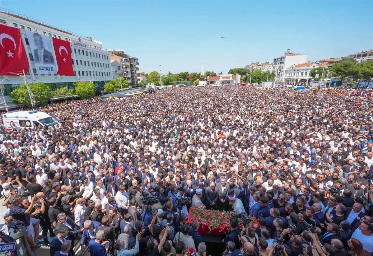 Ferdi Zeyrek’i Manisa’da on binler uğurladı: Özgür Özel cenazeyi elleriyle defnetti 2
