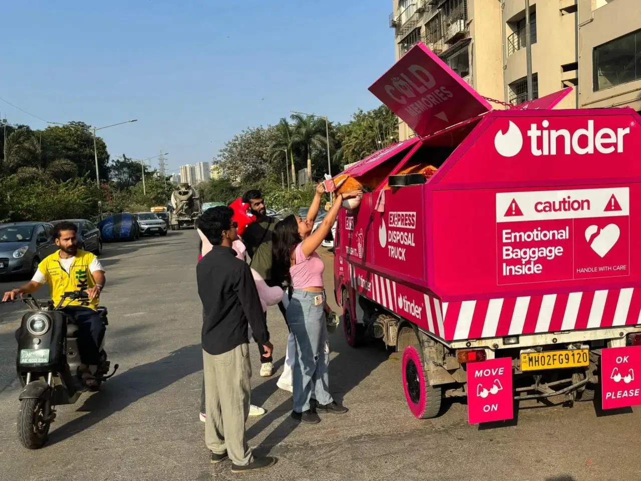 Tinder Hindistan’ın kampanyası: 'Eski sevgililerden kalan eşyaları çöpe atıyoruz' 4