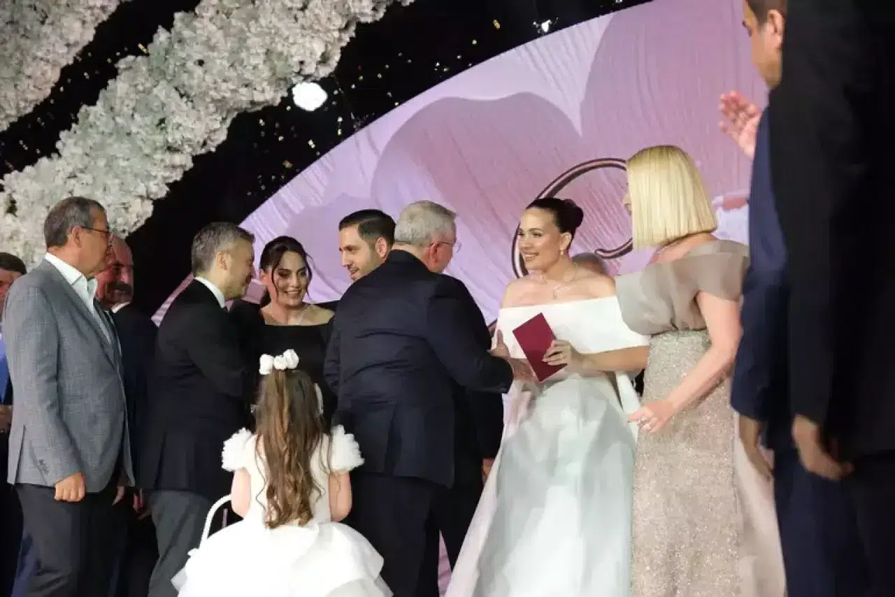 Sinan Engin’in kızı Elif Engin ile Ahmet Emin Ahlatcı görkemli bir düğünle evlendi 3