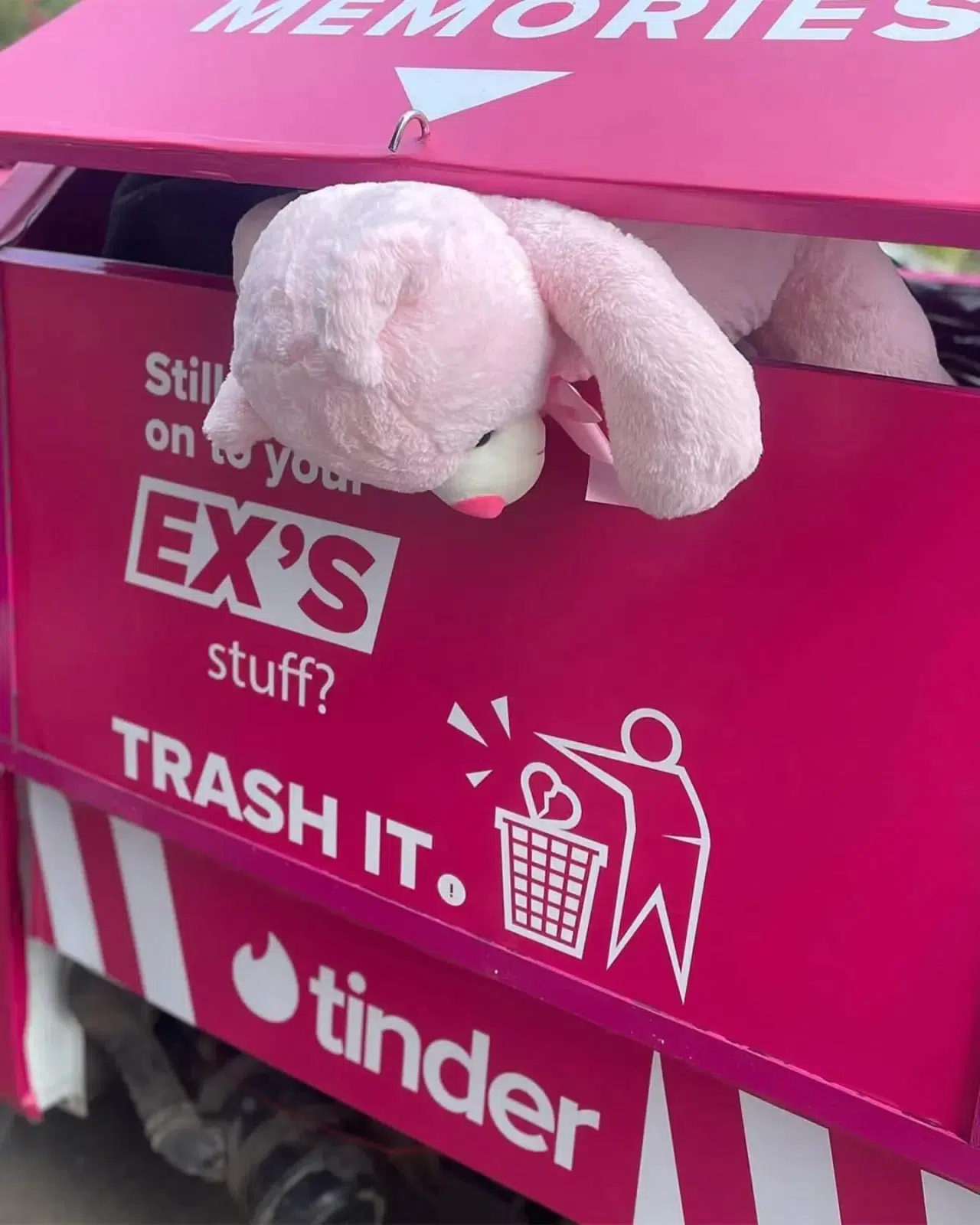 Tinder Hindistan’ın kampanyası: 'Eski sevgililerden kalan eşyaları çöpe atıyoruz' 2