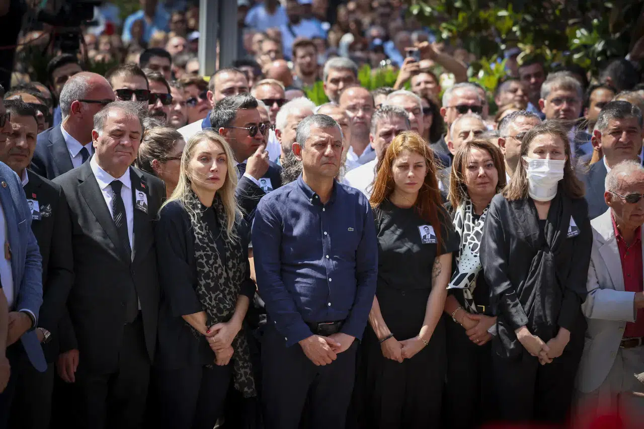 Ferdi Zeyrek’i Manisa’da on binler uğurladı: Özgür Özel cenazeyi elleriyle defnetti 4