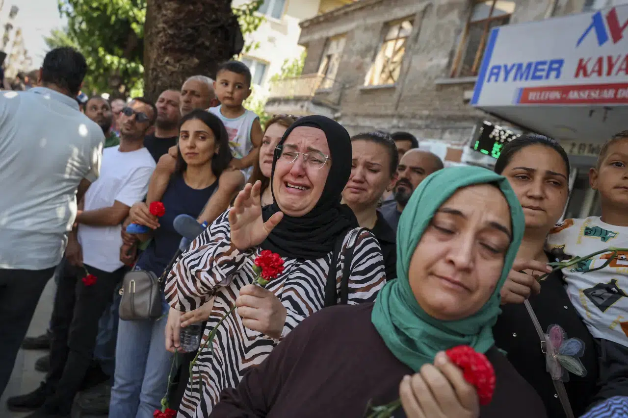 Ferdi Zeyrek’i Manisa’da on binler uğurladı: Özgür Özel cenazeyi elleriyle defnetti 9