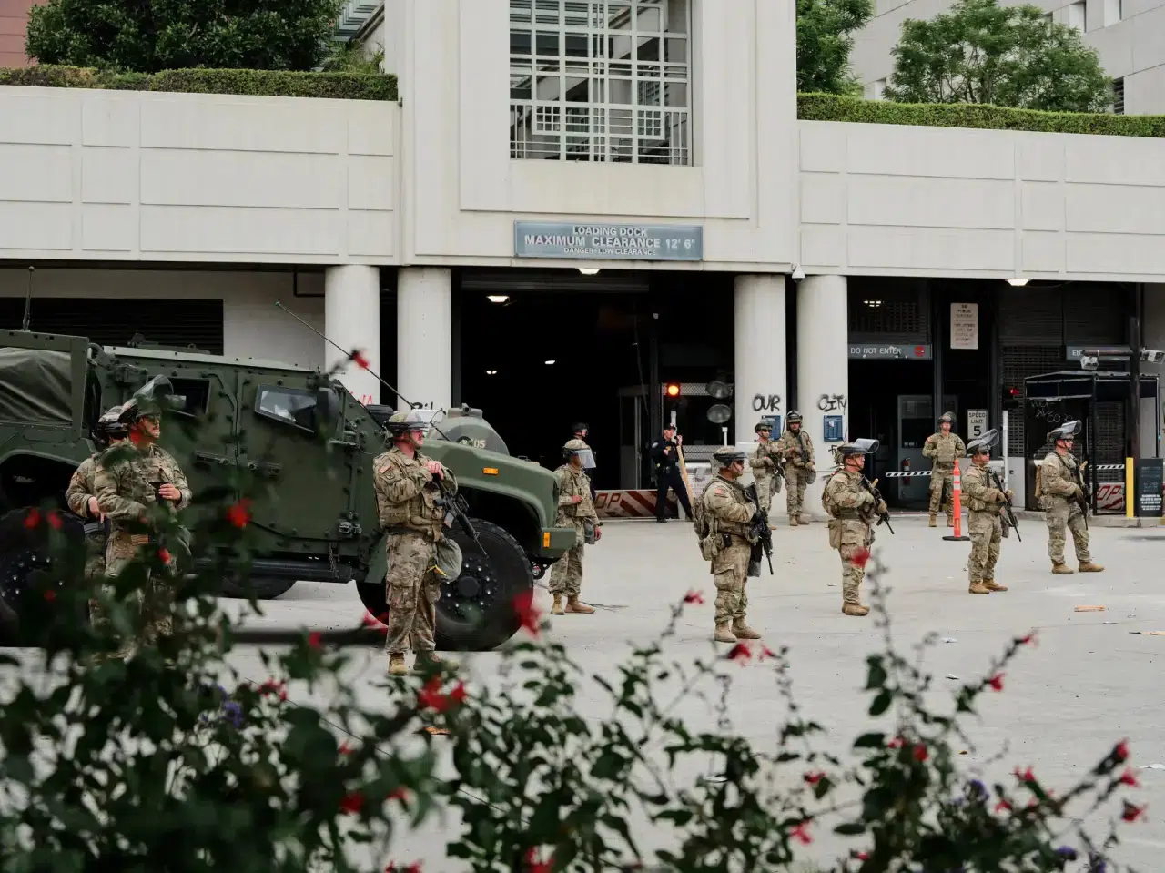 Los Angeles'taki sınır protestoları 3. gününde: Trump askeri birlikleri çağırdı! 10