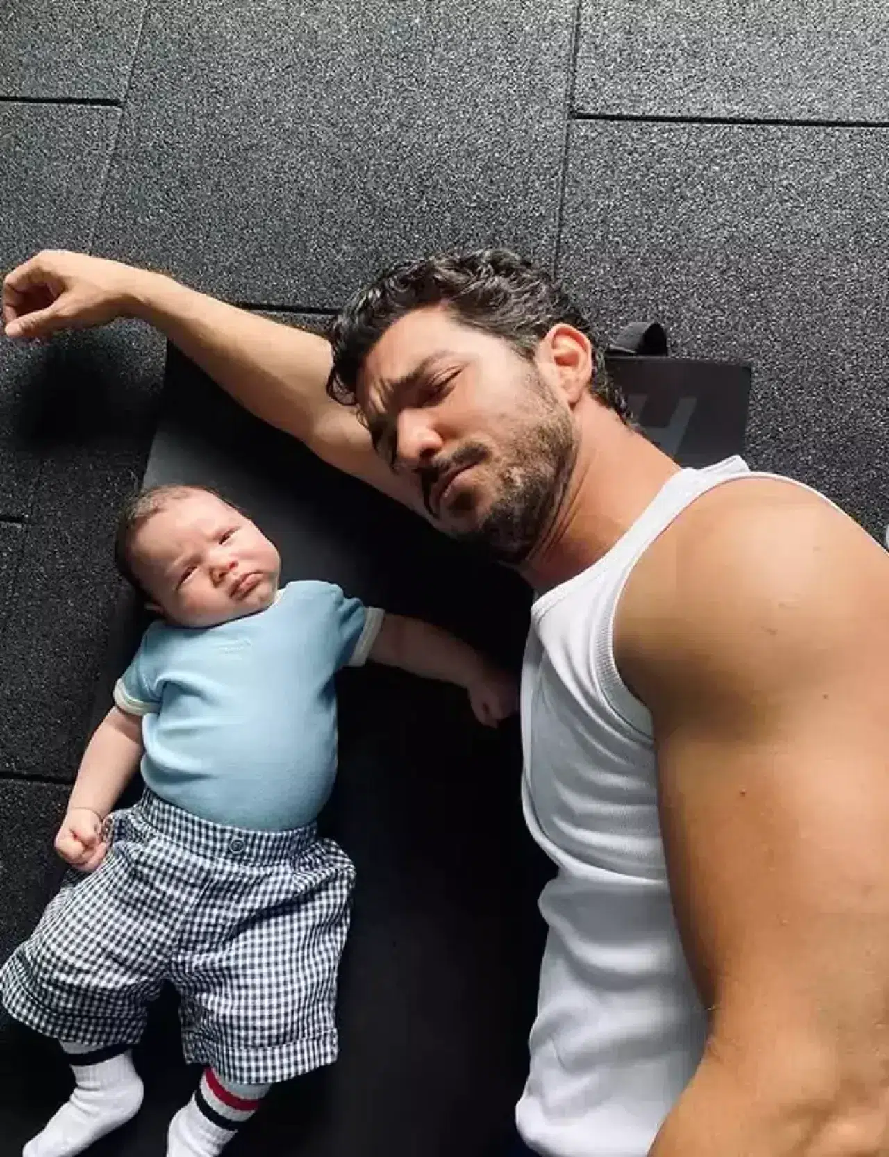 Pınar Deniz ilk kez oğlunun yüzünü gösterdi: İyi ki babamız 4