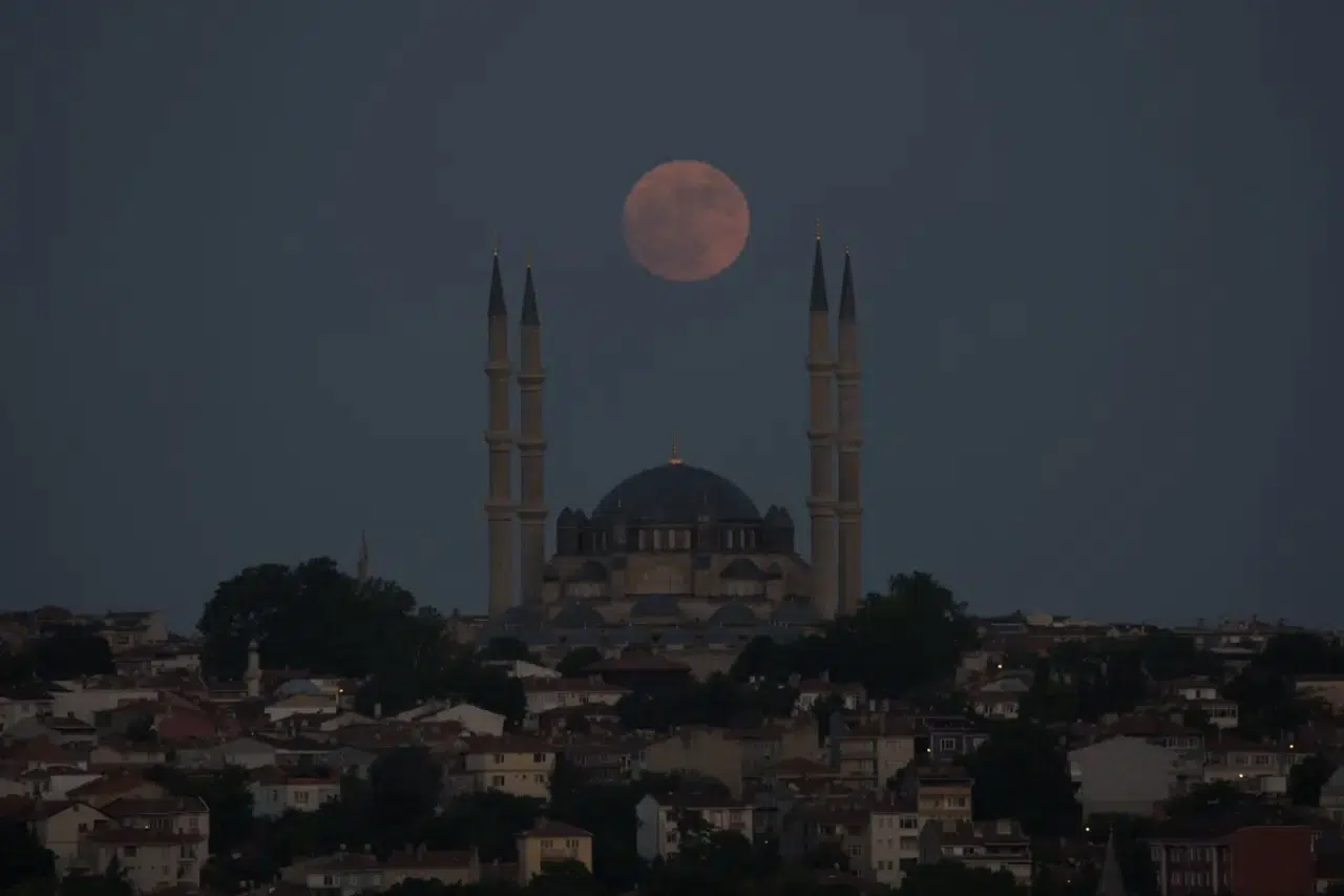 Çilek Dolunayı doğal bir görsel şölen oluşturdu 16