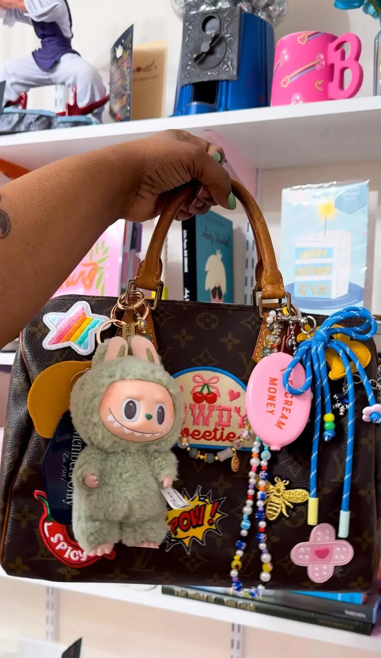 Tüm dünyayı saran çılgınlık: Labubu çanta bebekleri 11