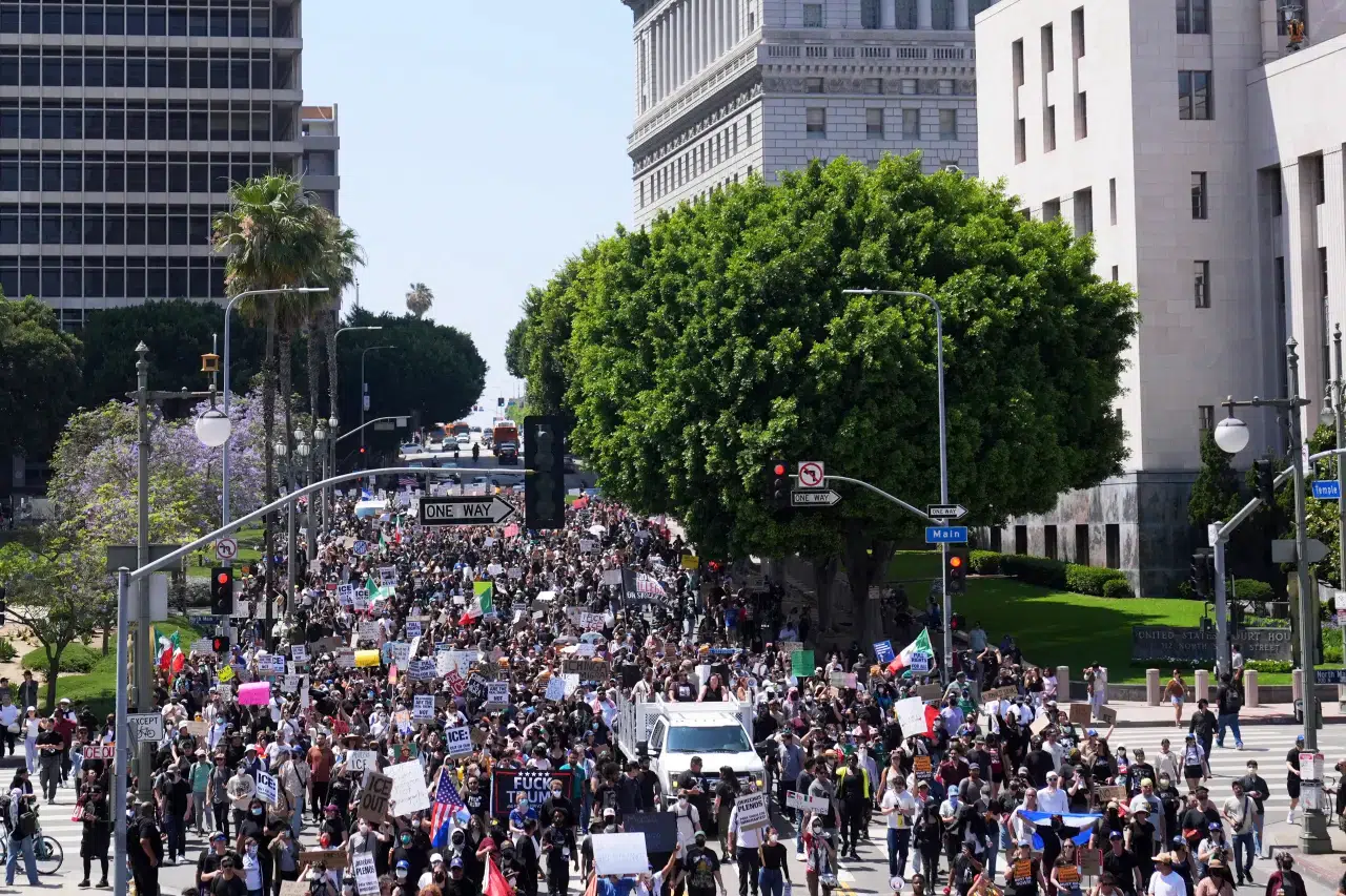 Los Angeles'taki sınır protestoları 3. gününde: Trump askeri birlikleri çağırdı! 4