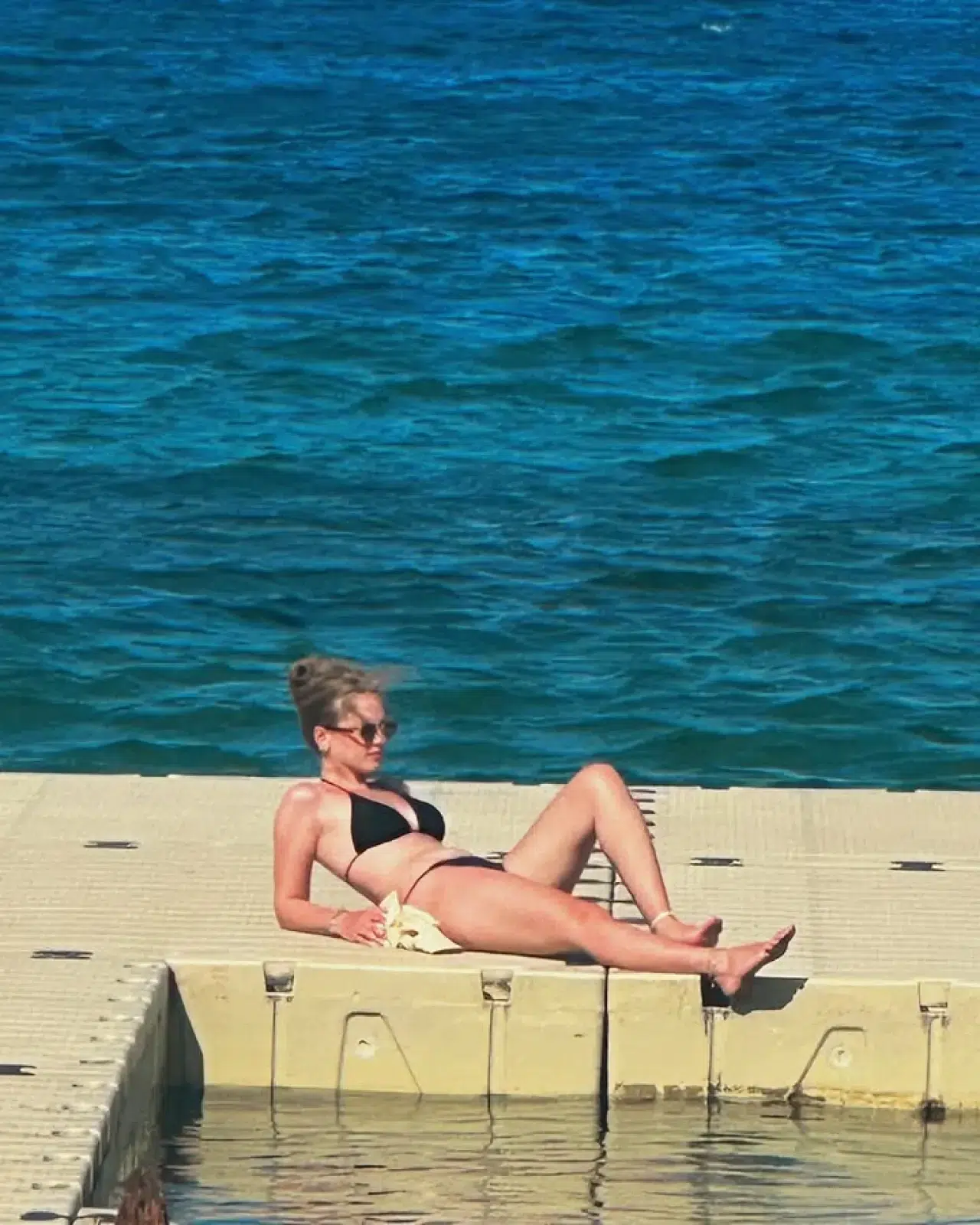 İpek Filiz Yazıcı'dan siyah bikinili tatil paylaşımı 2