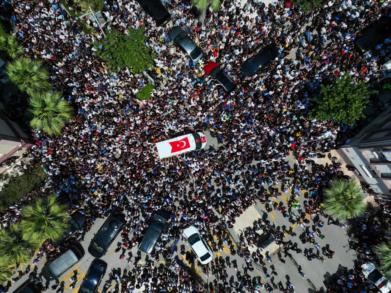 Ferdi Zeyrek’i Manisa’da on binler uğurladı: Özgür Özel cenazeyi elleriyle defnetti 3
