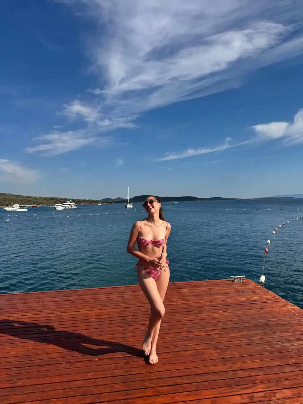 Ünlü oyuncu Cemre Baysel bikinili pozlarıyla beğeni topladı 4