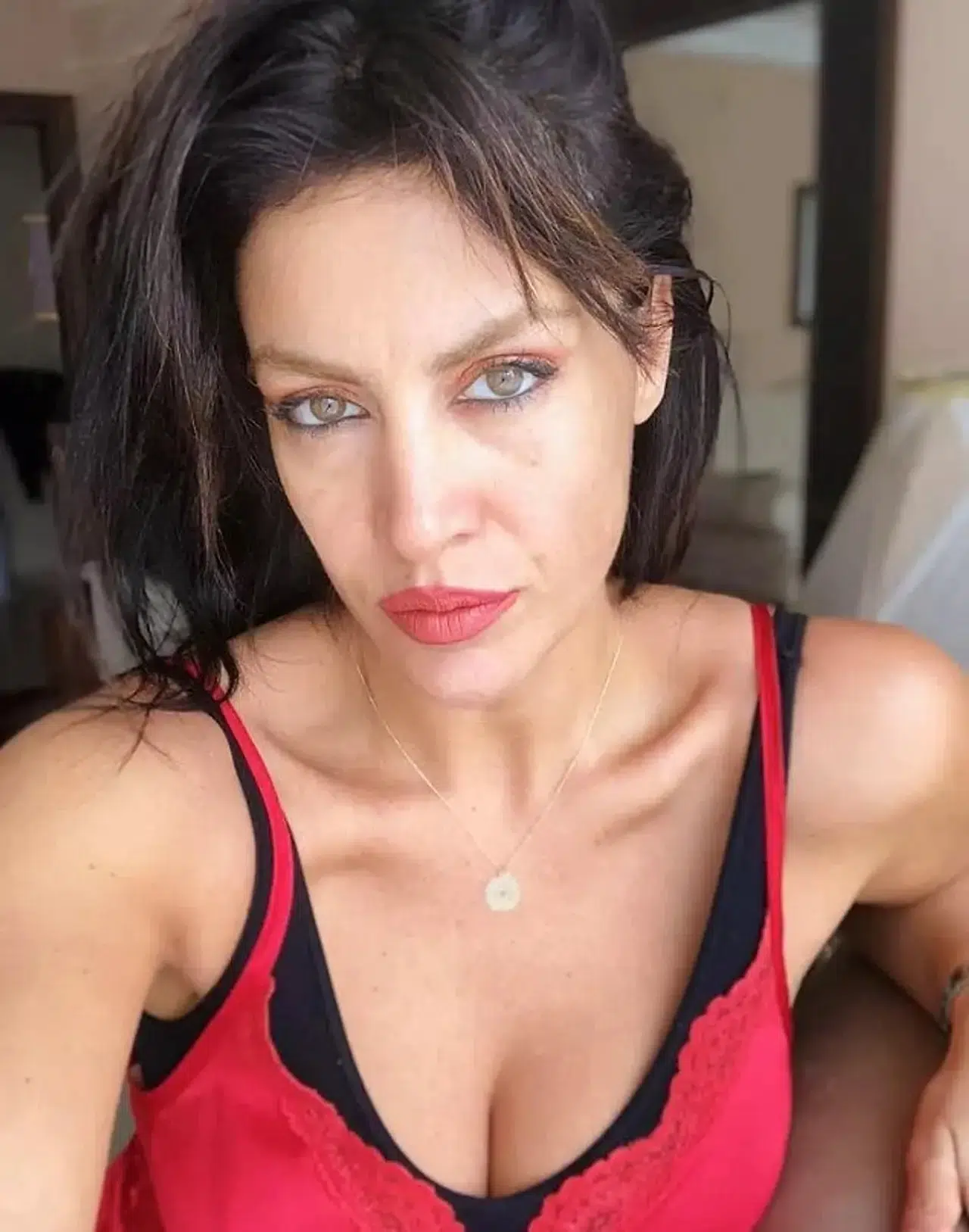 Tuğba Ekinci'den jartiyerli paylaşımına gelen eleştirilere yanıt: Değerini iyi bilin 1