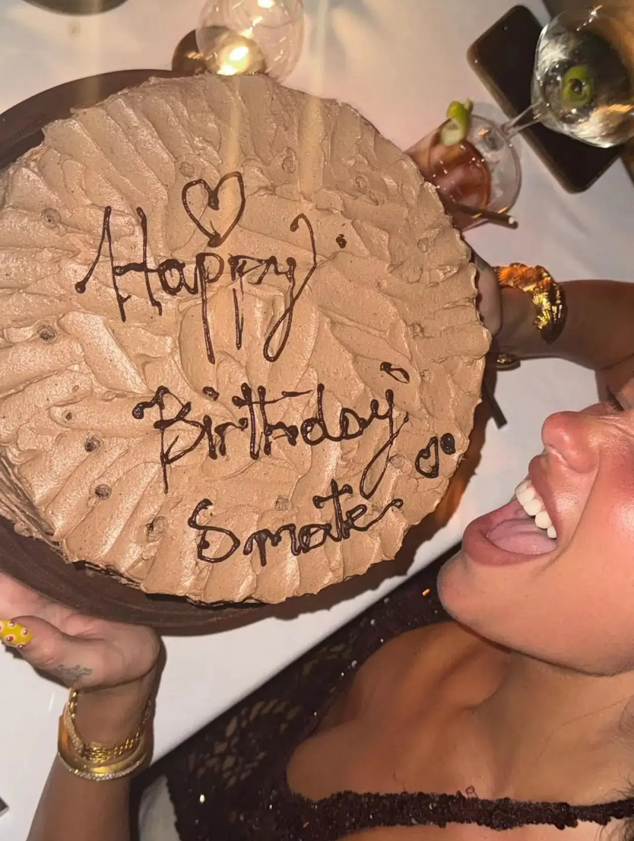 Dua Lipa'dan 30. yaş günü için gökkuşağı ojeli tırnaklar 7