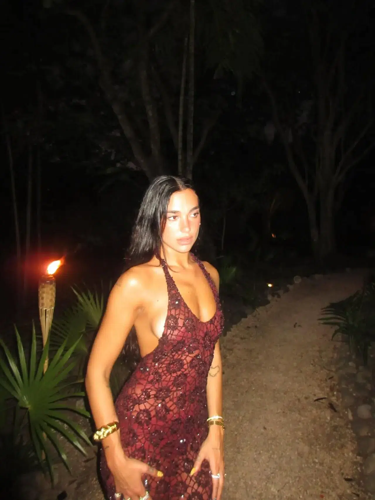 Dua Lipa'dan 30. yaş günü için gökkuşağı ojeli tırnaklar 6