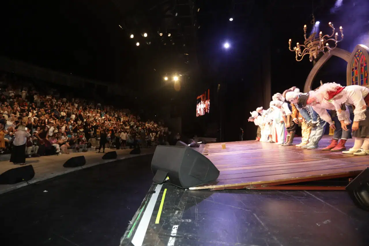 Şehir Tiyatroları'nın iddialı yapımları arasında yer alan 'Tartuffe' Harbiye'de tiyatroseverlerle buluştu 2