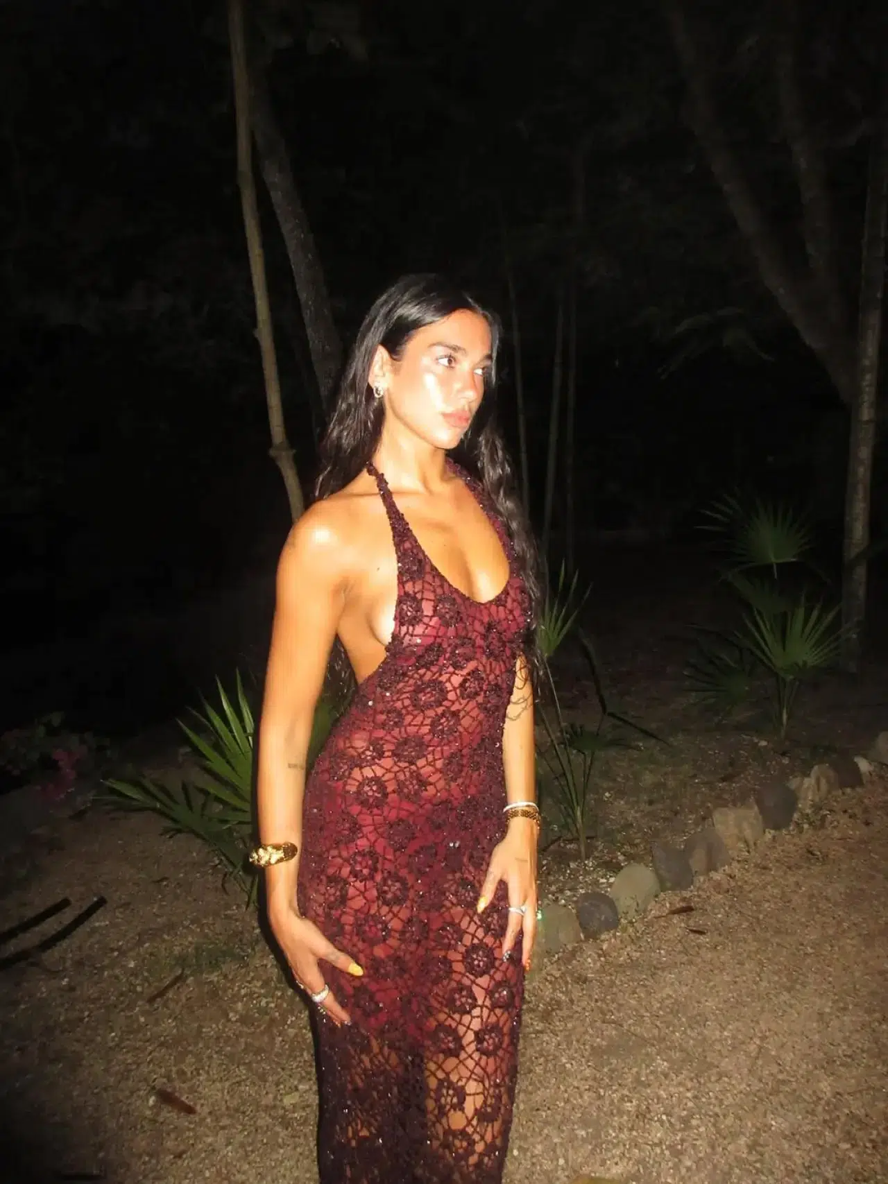 Dua Lipa'dan 30. yaş günü için gökkuşağı ojeli tırnaklar 5