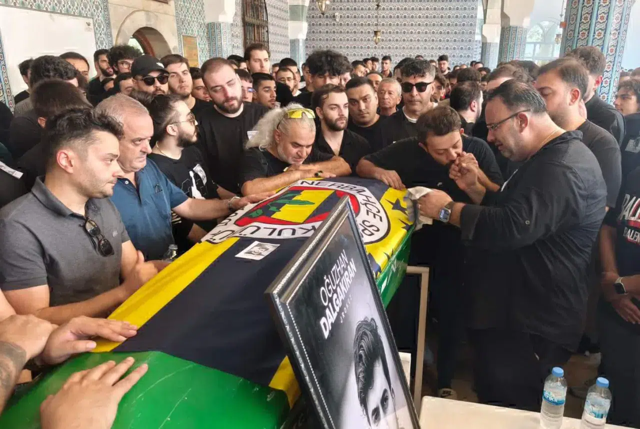 Ünlü yayıncı Jrokez son yolculuğuna uğurlandı: Tabutuna Fenerbahçe bayrağı sarılıydı 1