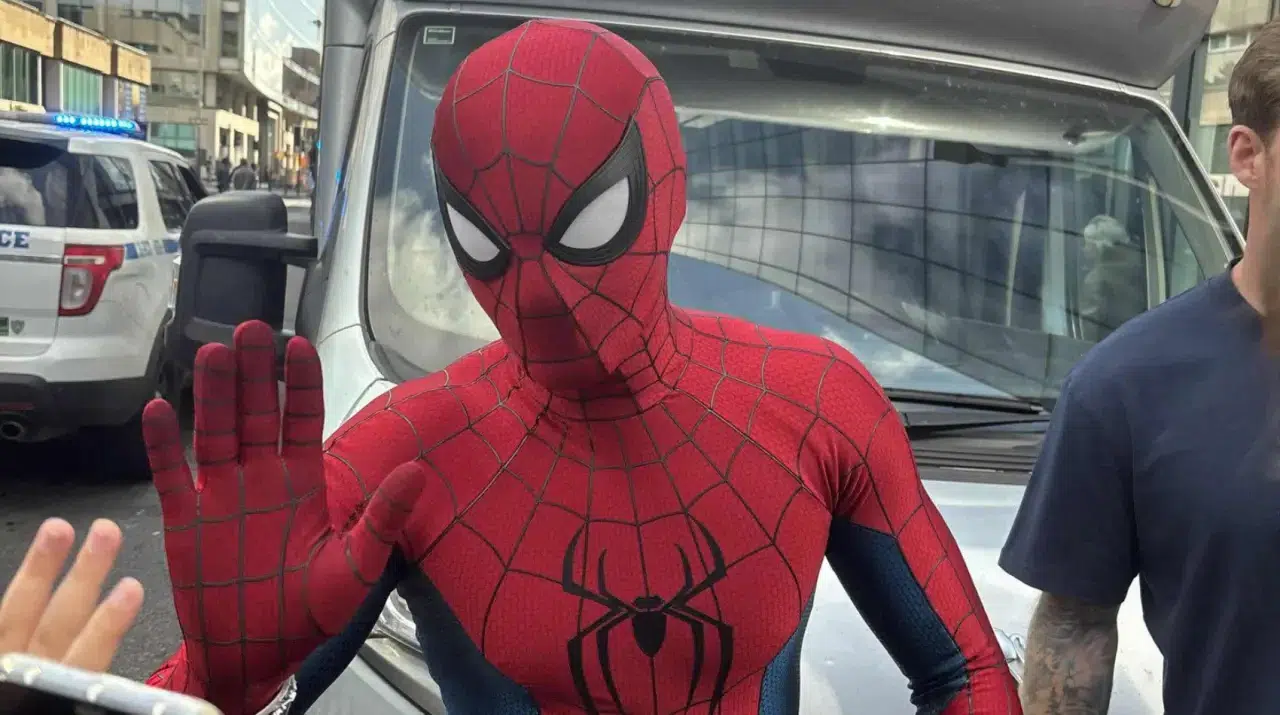 Yeni 'Örümcek Adam' filminin setinden ilk fotoğrafları Tom Holland'ın kendisi paylaştı 1