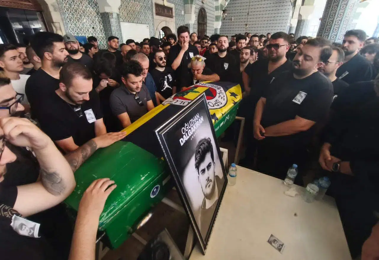 Ünlü yayıncı Jrokez son yolculuğuna uğurlandı: Tabutuna Fenerbahçe bayrağı sarılıydı 3