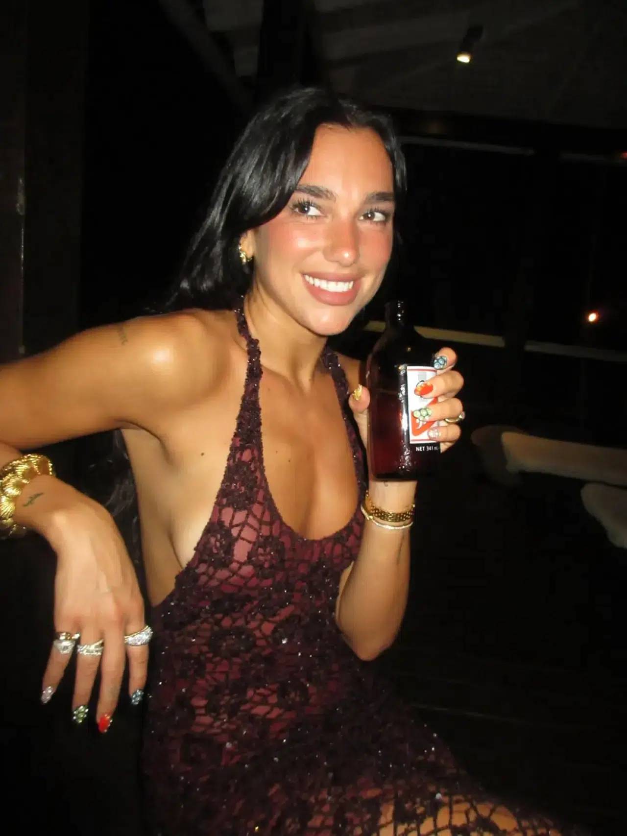 Dua Lipa'dan 30. yaş günü için gökkuşağı ojeli tırnaklar 9