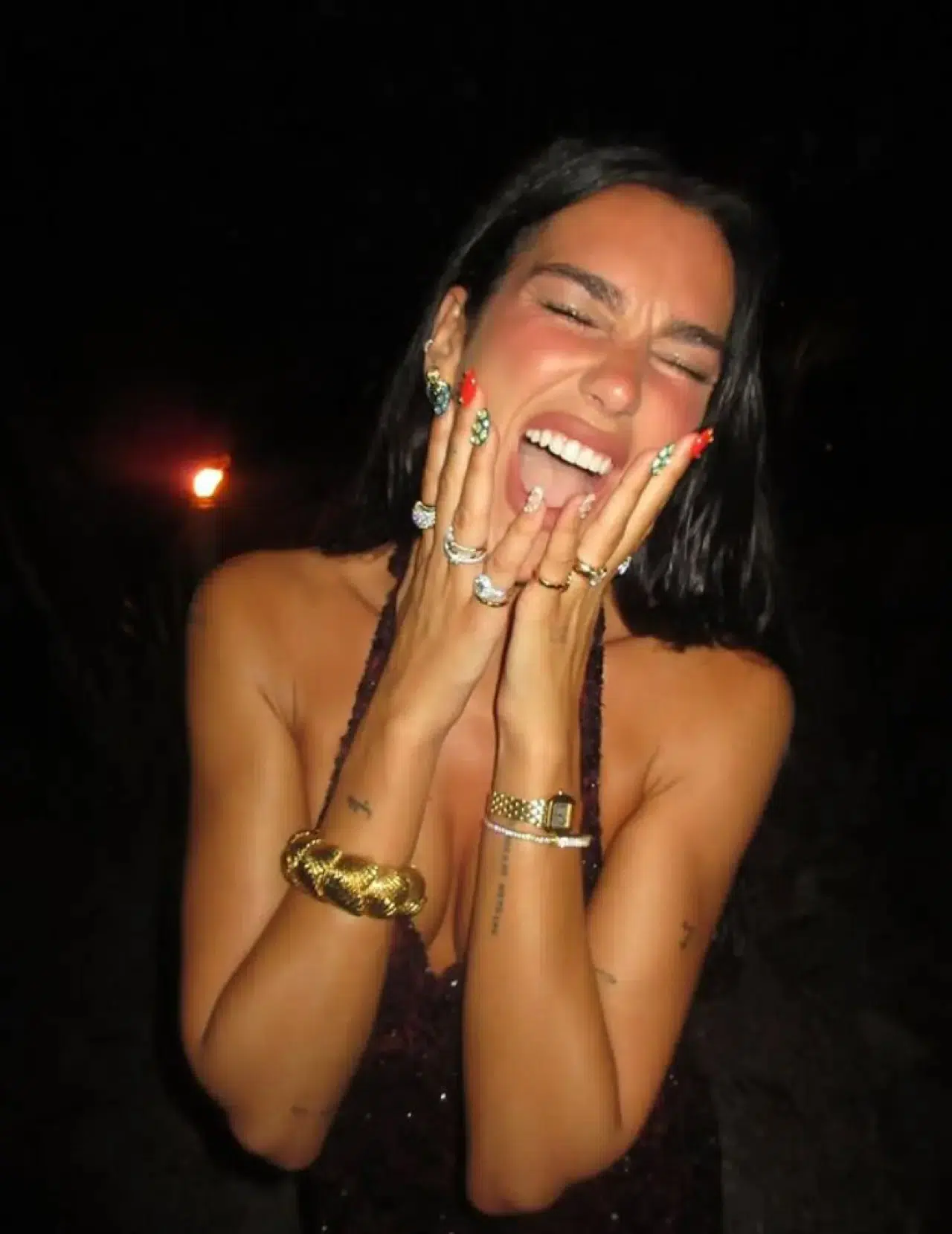 Dua Lipa'dan 30. yaş günü için gökkuşağı ojeli tırnaklar 1