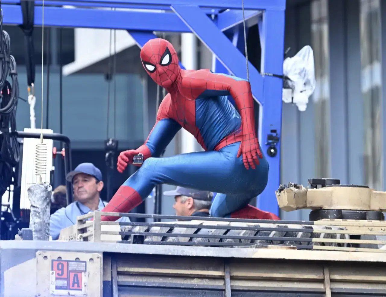 Yeni 'Örümcek Adam' filminin setinden ilk fotoğrafları Tom Holland'ın kendisi paylaştı 2