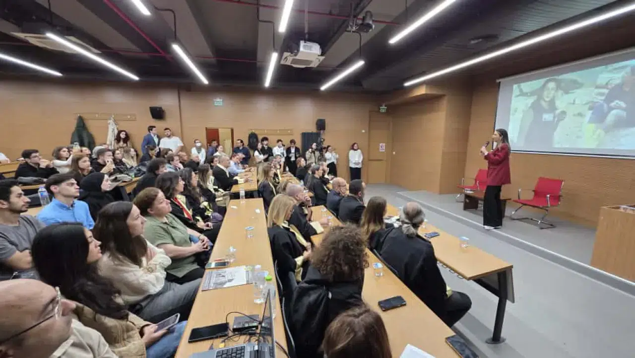 İstanbul Üniversitesi İletişim Fakültesi’nde açılış dersi veren Fulya Öztürk’e tepkiler çığ gibi: “Muhtemelen ayaklar nasıl baş olur dersini işliyor” 2