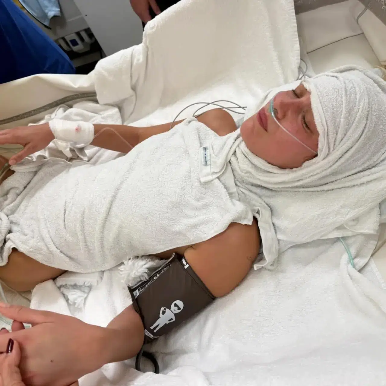 Bella Hadid'in annesinden kızına destek mesajı: "Mücadeleye devam edeceğiz" 1