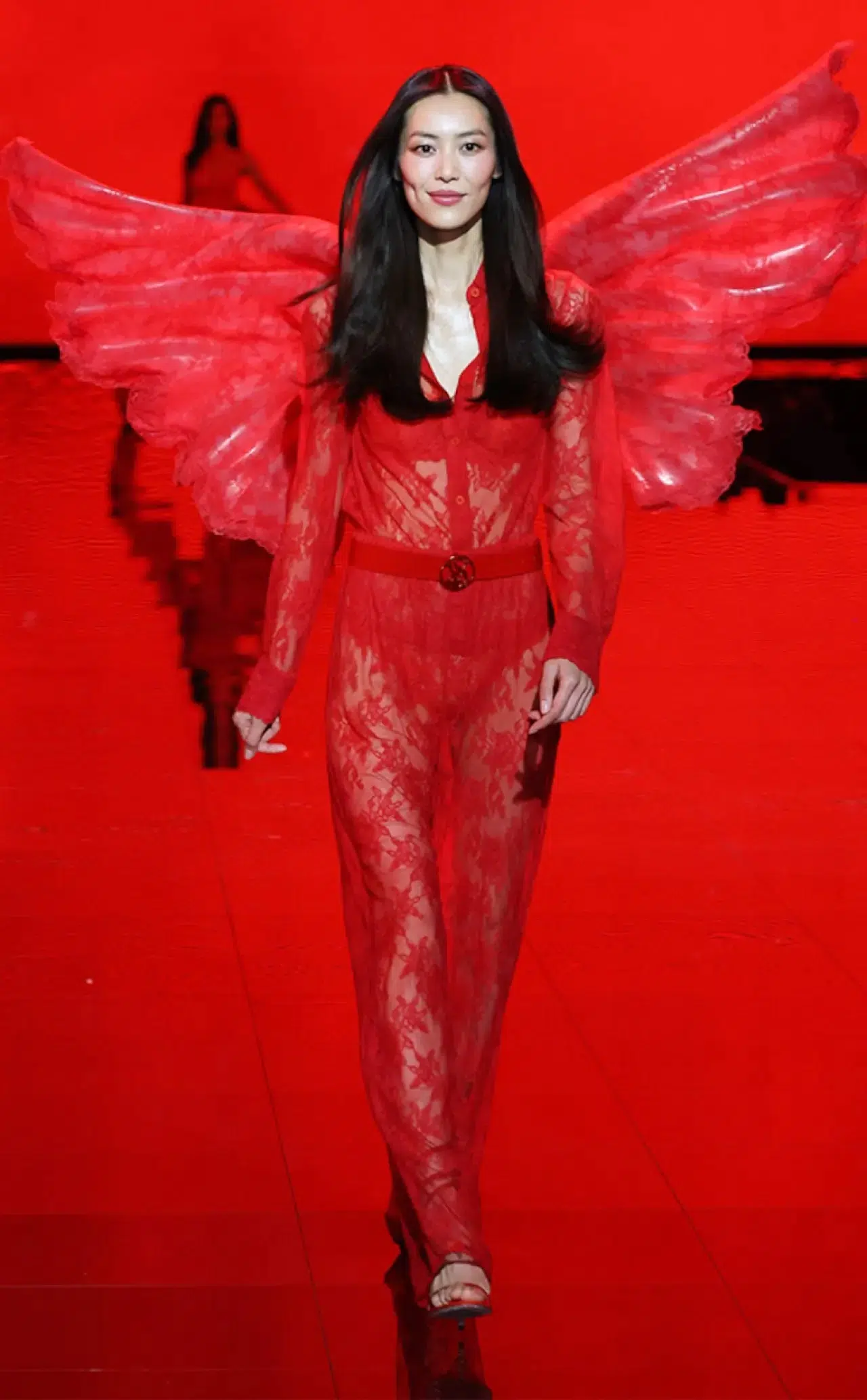 Victoria's Secret 2025 defilesi yeni yüzleriyle birçok ilke imza attı 63