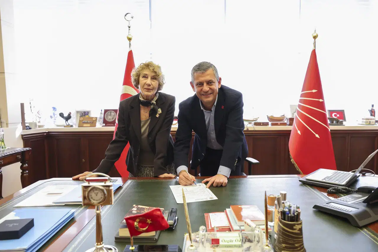 Ünlü yazar Ayşe Kulin CHP'ye katıldı 4