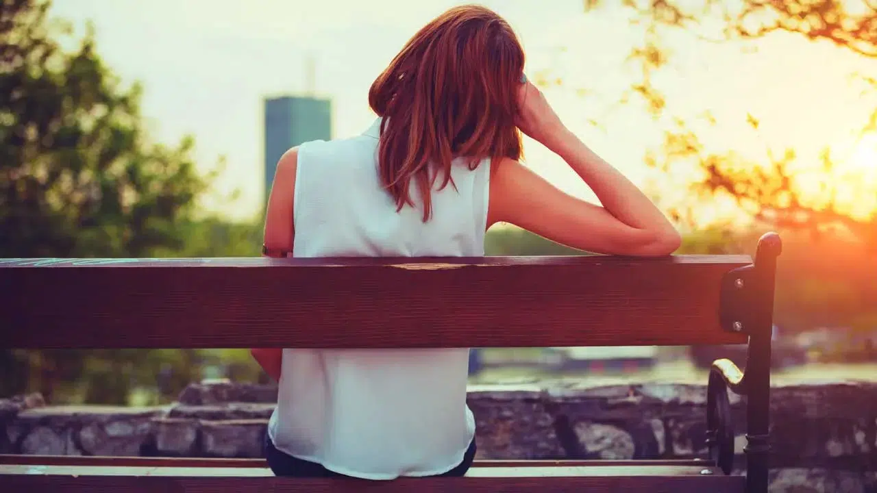 Psikologlar uyarıyor: “Benching” özgüveni sessizce çökertiyor 5