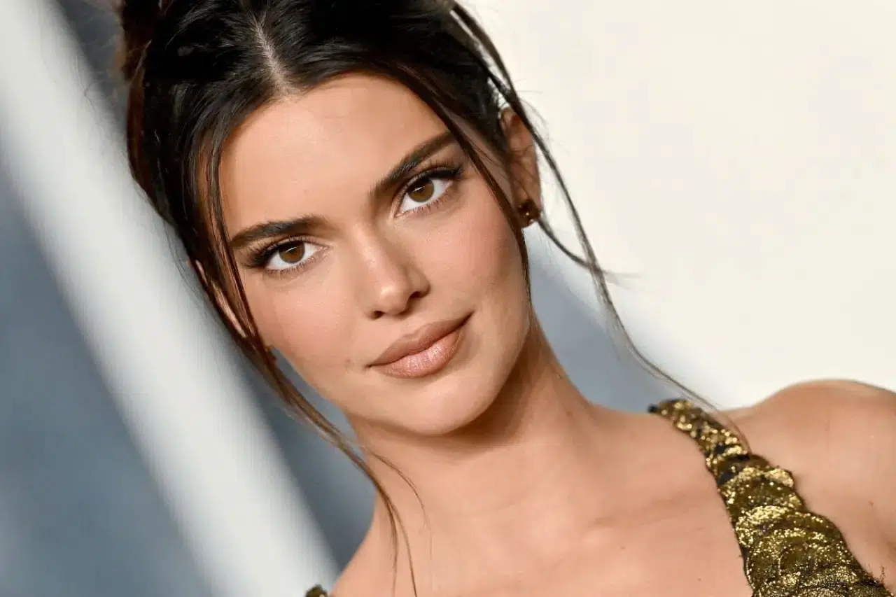 Kendall Jenner, Paris Moda Haftası’nda transparan elbisesiyle büyüledi 1