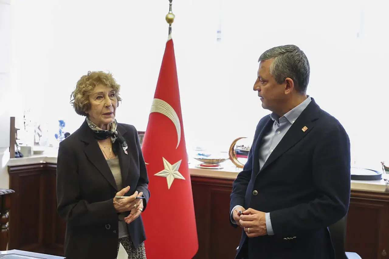 Ünlü yazar Ayşe Kulin CHP'ye katıldı 1