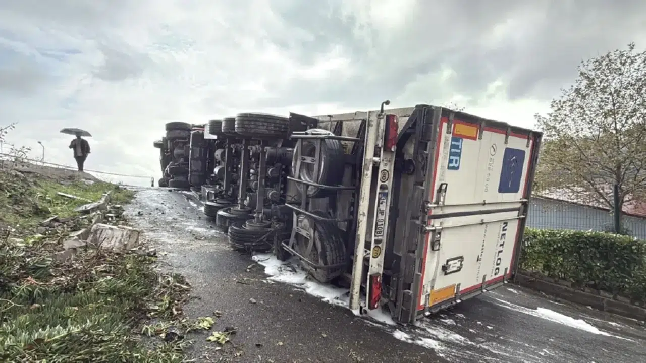 İstanbul Sarıyer'de TIR devrildi, facianın ucundan dönüldü! 2