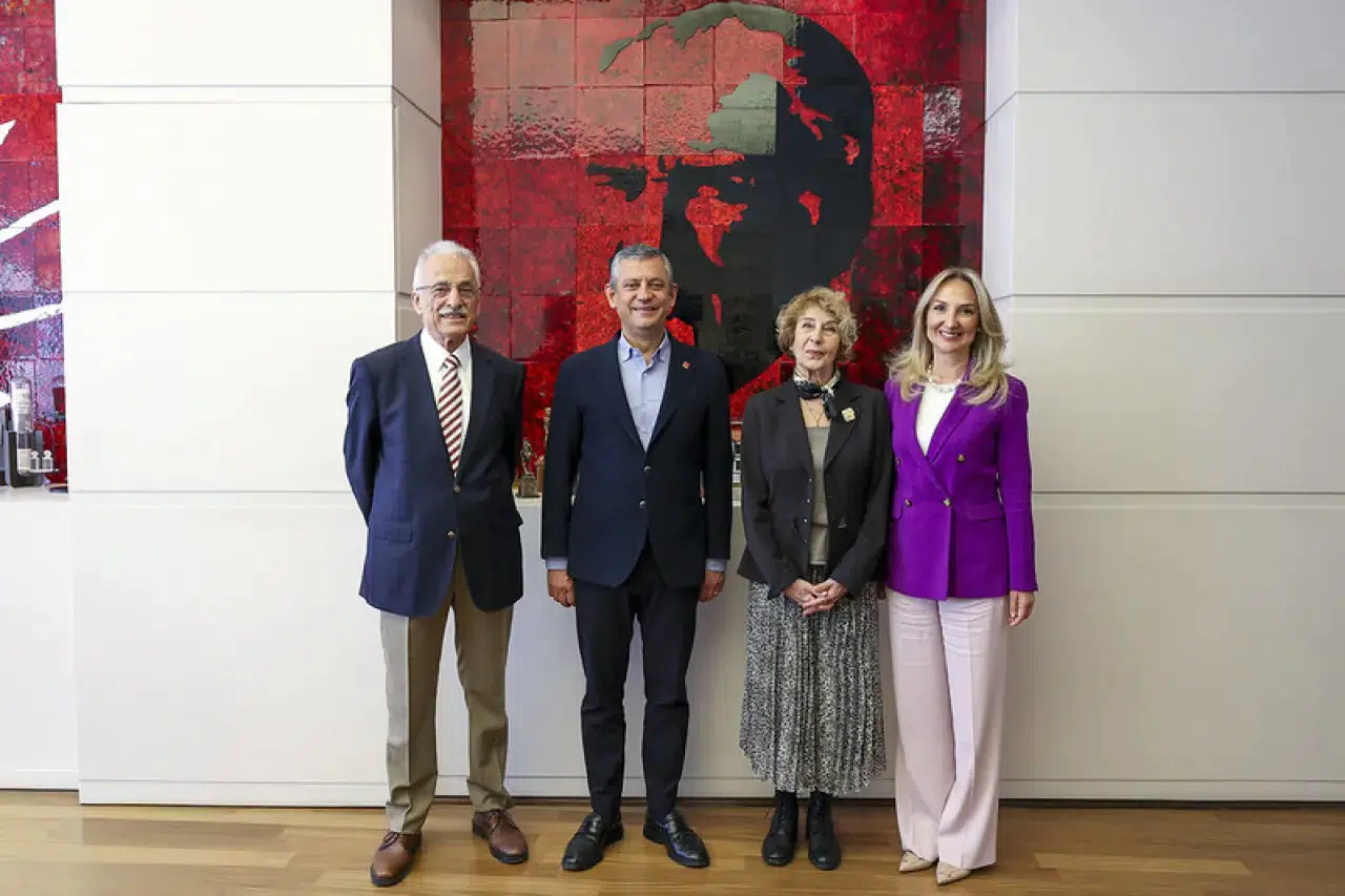 Ünlü yazar Ayşe Kulin CHP'ye katıldı 3