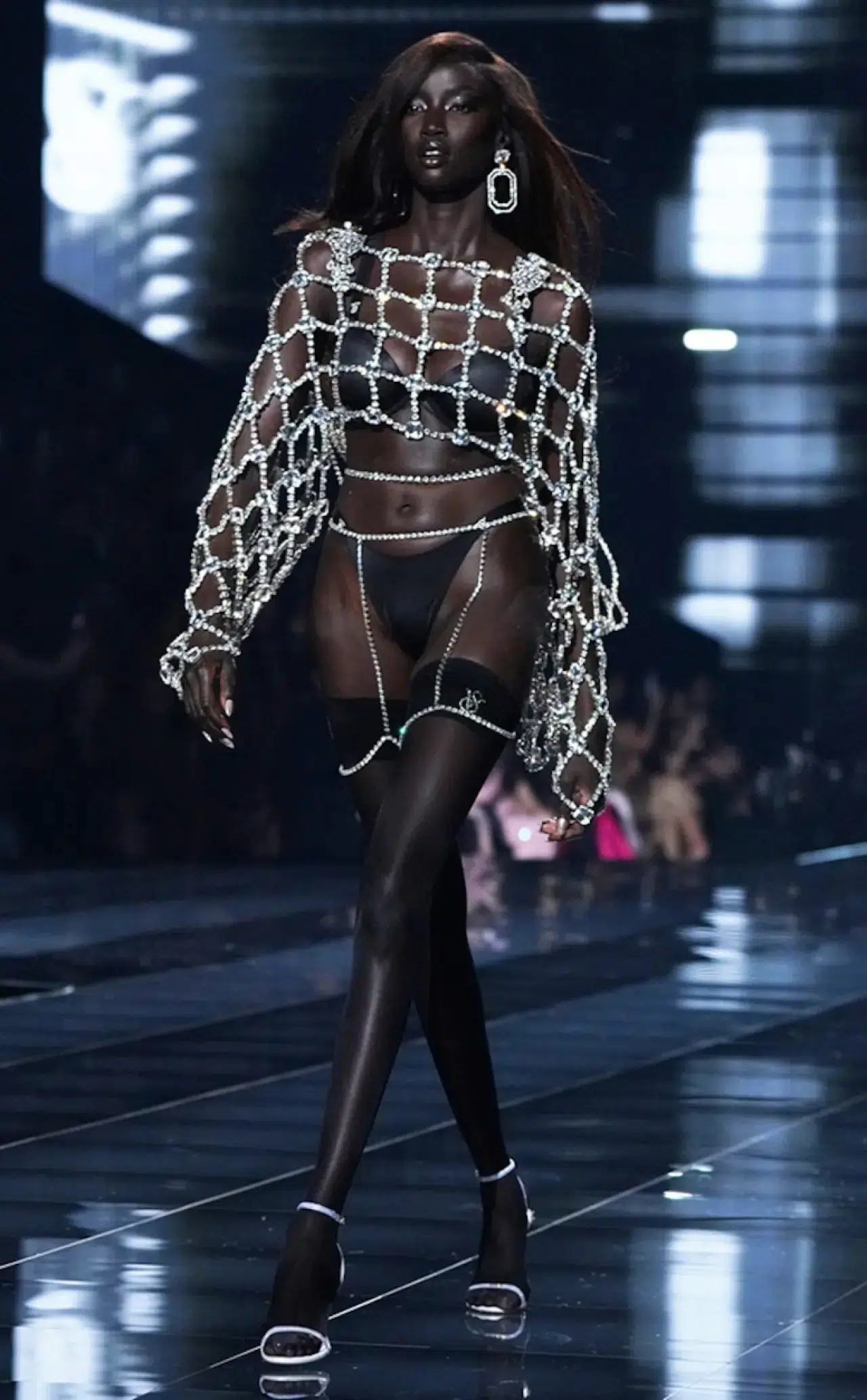 Victoria's Secret 2025 defilesi yeni yüzleriyle birçok ilke imza attı 39