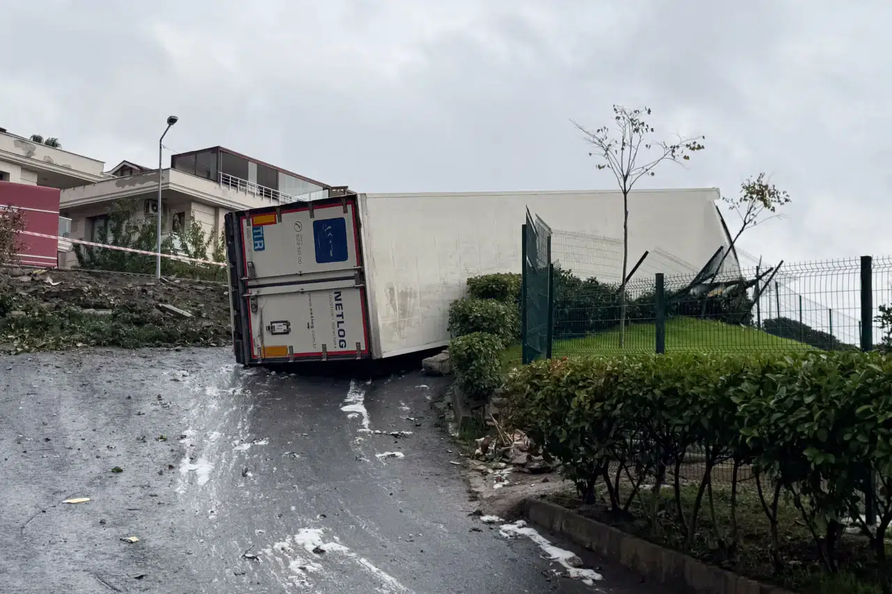 İstanbul Sarıyer'de TIR devrildi, facianın ucundan dönüldü! 5