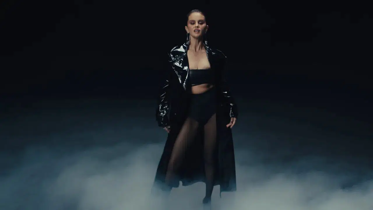 Selena Gomez ‘In the Dark’ klibinde estetiğiyle hayrete düşürdü: Cadılar Bayramı için The Weeknd kılığına girmiş 2
