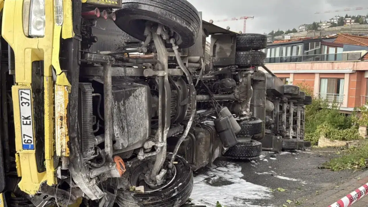 İstanbul Sarıyer'de TIR devrildi, facianın ucundan dönüldü! 1