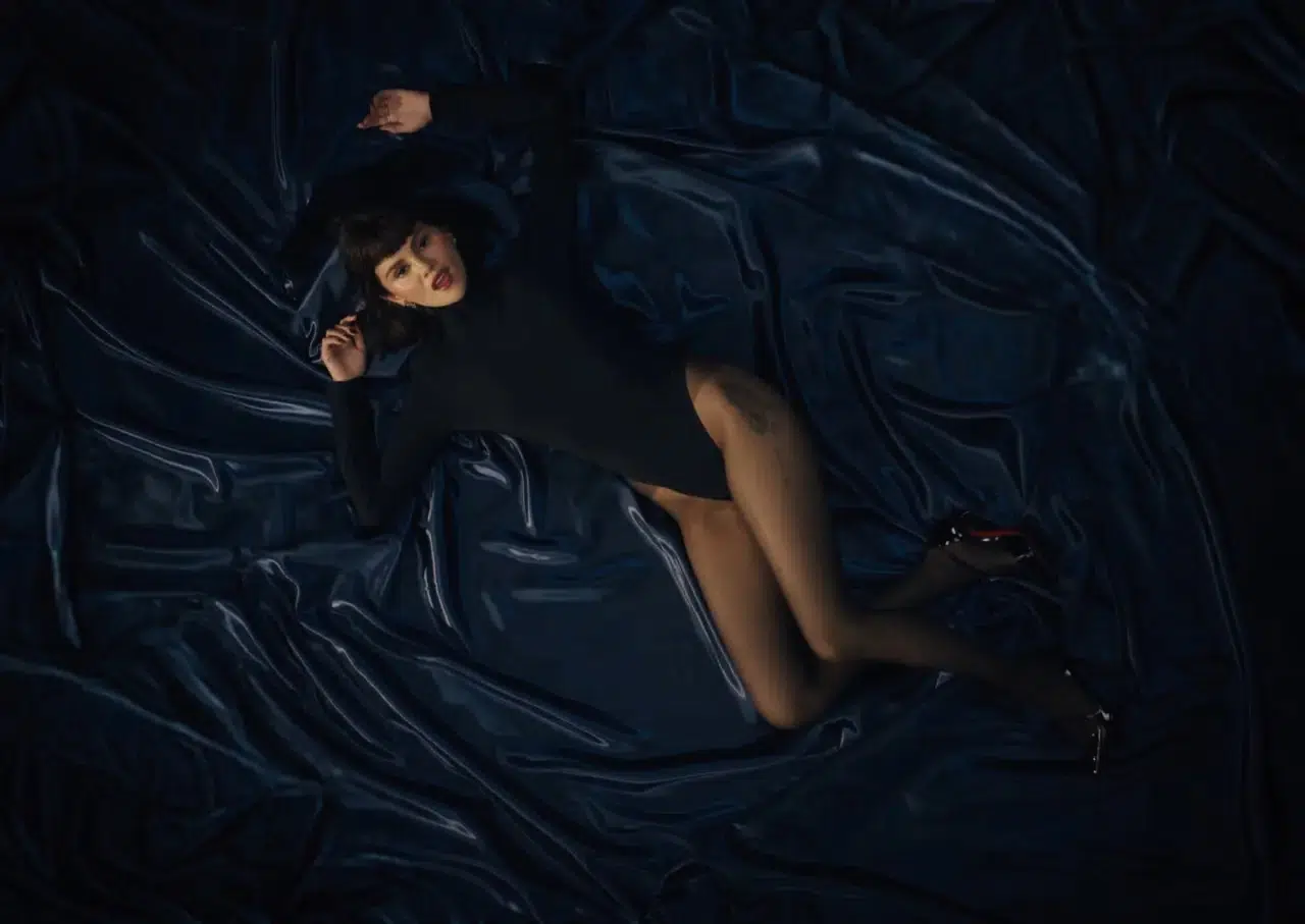 Selena Gomez ‘In the Dark’ klibinde estetiğiyle hayrete düşürdü: Cadılar Bayramı için The Weeknd kılığına girmiş 3