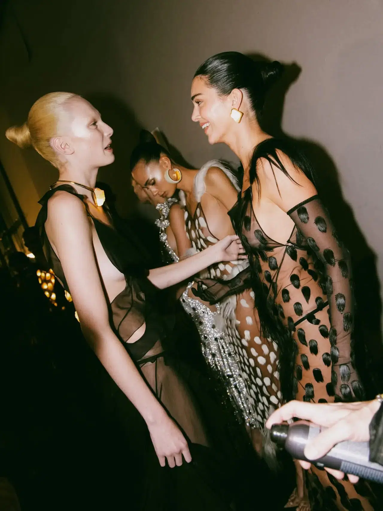 Kendall Jenner, Paris Moda Haftası’nda transparan elbisesiyle büyüledi 2